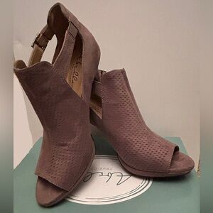 Tan/brown suede peep toe heels